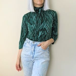 SUSAN GRAVER Green Abstract Print High Neck Blouse